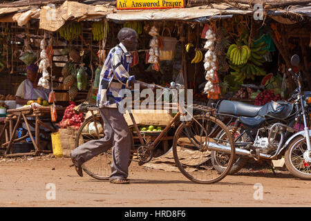 Nairobi, Kenia - 07 Januar 2013 ein Mann rollt ein Fahrrad auf der Straße, Menschen in Kenia Stockfoto