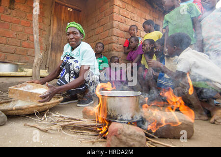 Dörfer an der Grenze von Majete Wildlife Reserve bieten kulturelle Erlebnisse für Besucher erfahren Sie mehr über Gemeinschaft Zoll in ländlichen Malawi. Stockfoto