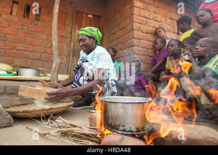 Dörfer an der Grenze von Majete Wildlife Reserve bieten kulturelle Erlebnisse für Besucher erfahren Sie mehr über Gemeinschaft Zoll in ländlichen Malawi. Stockfoto