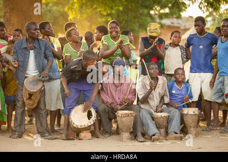 Ortschaften an der Grenze von Majete Wildlife Reserve bieten kulturelle Erlebnisse erfahren Sie mehr über Gemeinschaft Zoll in ländlichen Malawi, z.B. Gule Wamkulu. Stockfoto