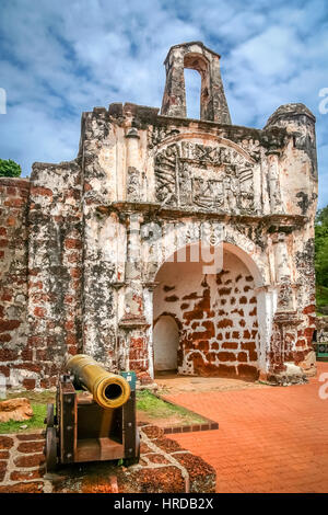 Alte Kanone vor Festung A Famosa in Melaka, Malaysia Stockfoto
