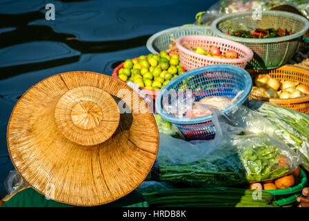 Verkauf von Früchten aus dem Boot auf dem schwimmenden Markt in Thailand Stockfoto