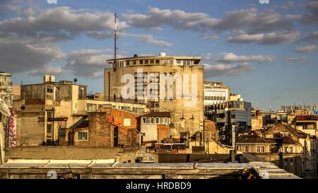 Belgrad, Serbien - Blick auf die Wolken über die abgenutzte Dächer Stockfoto