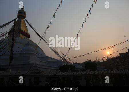 Sonnenaufgang von Boudhanath Stupa. Boudhanath Stupa ist das größte Stupa in Asien. Boudhanath Bereich ist als dem alten Markt für die Tibeter betrachten. Stockfoto