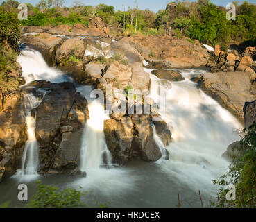 Majete Wildlife Reserve in Malawi bietet wunderschöne Natur und Landschaft neben seine reiche Tierwelt, wie Kapachira fällt auf die Shire. Stockfoto