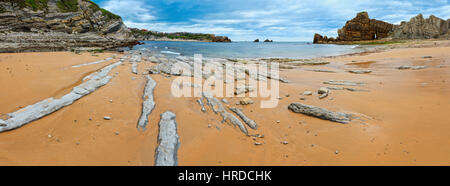 Schönen Sandstrand Playa Del Portiooberfläche (Biskaya, Kantabrien, Spanien) Sommerlandschaft. Atlantik Küste Ansicht mit Felsformationen. Drei Schüsse Stich Stockfoto