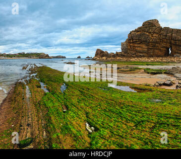 Frühling felsigen Küste Meerblick mit Loch im Felsen und Algen auf Stein (Playa Del Portiooberfläche, Biskaya, Kantabrien, Spanien).  Zwei Schüsse feststeppen Bild. Stockfoto