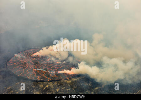 Climbing Mount Nyiragongo im Virunga Nationalpark, ist demokratische Republik Kongo ein aufregendes Abenteuer. Der aktive Vulkan Krater hält Lavasee. Stockfoto