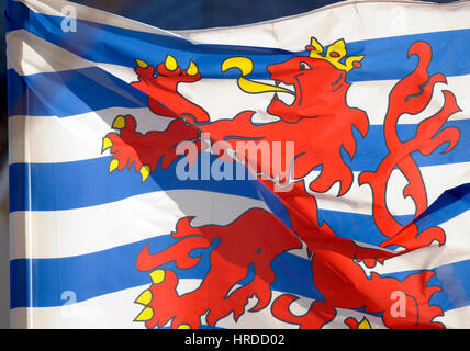 20110301 ARLON, BELGIEN. Die Flagge das Wappen von Arlon ist vor Arlon Stadthaus abgebildet. Arlon ist eine Kleinstadt im Rahmen der Mitglied Stockfoto