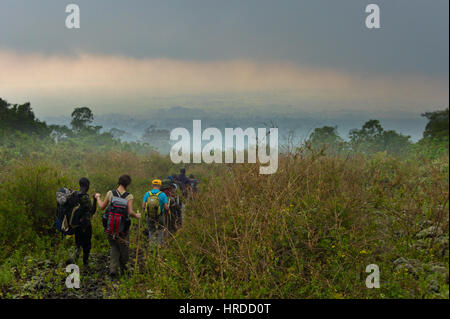 Climbing Mount Nyiragongo im Virunga Nationalpark, ist demokratische Republik Kongo ein aufregendes Abenteuer. Der aktive Vulkan Krater hält Lavasee. Stockfoto