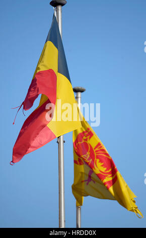 20110301 ARLON, BELGIEN. Wallonen und Belgien Nationalflaggen sind vor Arlon Stadthaus abgebildet. Arlon ist eine Kleinstadt im Rahmen der Mitglied Stockfoto