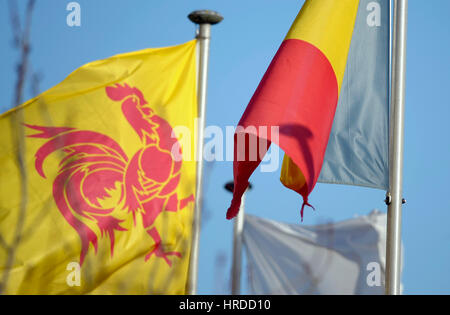 20110301 ARLON, BELGIEN. Wallonen und Belgien Nationalflaggen sind vor Arlon Stadthaus abgebildet. Arlon ist eine Kleinstadt im Rahmen der Mitglied Stockfoto