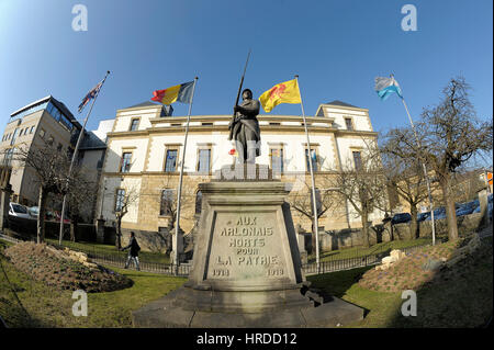 20110301 ARLON, BELGIEN. eine wallonische Flagge ist vor Arlon Stadthaus abgebildet. Arlon ist eine Kleinstadt im Rahmen von Luxemburg, wo ein großer Teil der Stockfoto