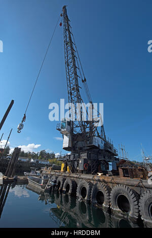 Der geschäftigen Fischereihafen French Creek in der Nähe von Parksville auf Vancouver Island im Austausch der alten Hafen stapeln. Stockfoto