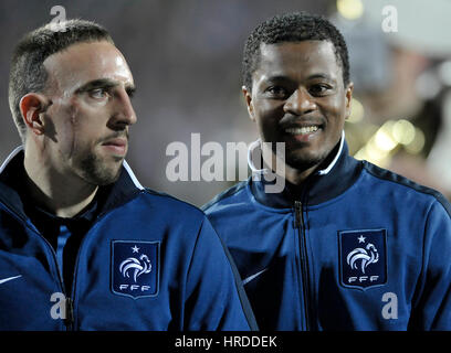 Franck Ribera (L) und Patrice Evra (R) von Frankreich vor der EURO 2012-Gruppe D Qualifikation Fußballspiel, zwischen Frankreich und Luxemburg bei der Josy-Barth Stockfoto