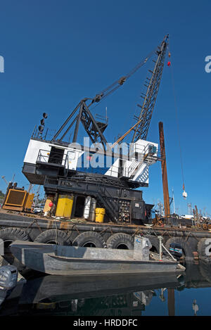 Der geschäftigen Fischereihafen French Creek in der Nähe von Parksville auf Vancouver Island im Austausch der alten Hafen stapeln. Stockfoto