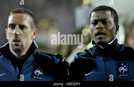 Franck Ribera (L) und Patrice Evra (R) von Frankreich vor der EURO 2012-Gruppe D Qualifikation Fußballspiel, zwischen Frankreich und Luxemburg bei der Josy-Barth Stockfoto