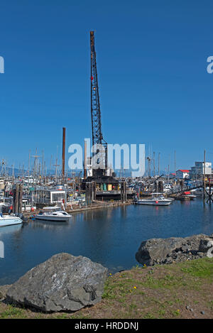 Der geschäftigen Fischereihafen French Creek in der Nähe von Parksville auf Vancouver Island im Austausch der alten Hafen stapeln. Stockfoto