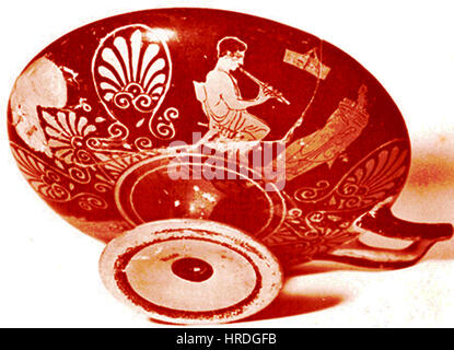 Ein Kylix aus Marseille, datiert zwischen 450 und 425 v. Chr., ist ein Beispiel für die antike griechische Keramik. Der Kylix, eine Art Trinkbecher, zeigt typische dekorative Elemente der Zeit, wie geometrische Muster oder mythologische Szenen. Es dient als wichtiges Artefakt für das Verständnis der materiellen Kultur und des täglichen Lebens in Griechenland. Stockfoto