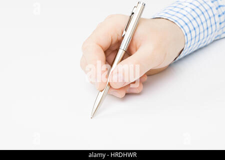 Mann Unterzeichnung oder etwas zu schreiben - Studio über grau erschossen hautnah Stockfoto