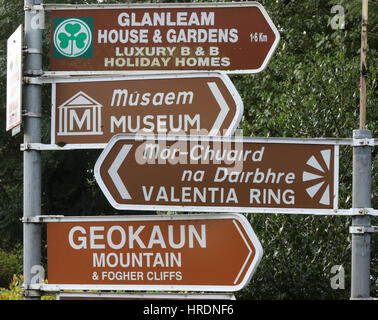 Richtung den Schildern zum touristischen Orten und Sehenswürdigkeiten auf Valentia Island in County Kerry, Irland. Stockfoto