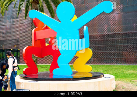 de Young Museum der schönen Künste - Keith Haring Skulptur auf dem Display von Fronteinstieg (drei tanzende Figuren von Keith Haring), San Francisco, Kalifornien, USA Stockfoto