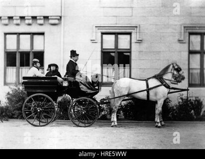 Prinzessin Louise Caroline Alberta, Herzogin von Argyll, Prinzessin Beatrice von Battenberg und Königin Victoria fahren durch Henry Joseph Whitlock Stockfoto