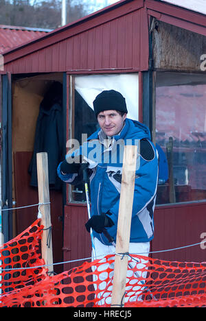 Mann in Ski-Jacke und Hose-warten Stockfoto