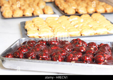 Cook Hände selbstgemachter Kuchen Teig vorbereiten Stockfoto