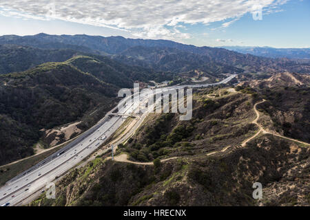Luftaufnahme des Golden State 5 Freeway in Newhall Pass im Los Angeles County, Kalifornien. Stockfoto
