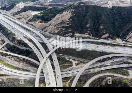 Luftaufnahme der Golden State 5 und Route 14 Autobahn Austausch Rampen im Los Angeles County, Kalifornien. Stockfoto