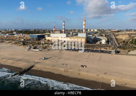 Los Angeles, Kalifornien, USA - 6. August 2016: Luftaufnahme des Dockweiler State Beach und Power Kraftwerk. Stockfoto