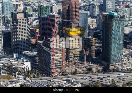 Los Angeles, Kalifornien, USA - 6. August 2016: Am Nachmittag Luftbild Hochhaus Bau im Bereich South Park der Innenstadt. Stockfoto