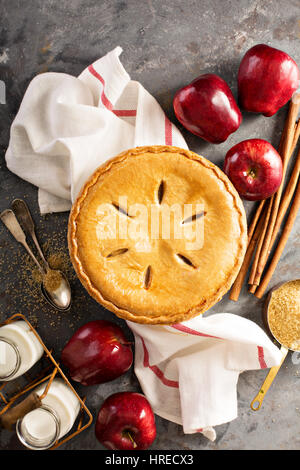 Apfelkuchen in einer Holzkiste Stockfoto