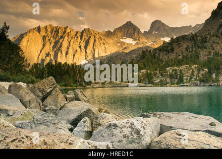 Tempel Crag, Mt. Gayley gesehen vom fünften See, Big Pine Lakes, The Palisades Region, John Muir Wilderness, östliche Sierra Nevada, Kalifornien, USA Stockfoto