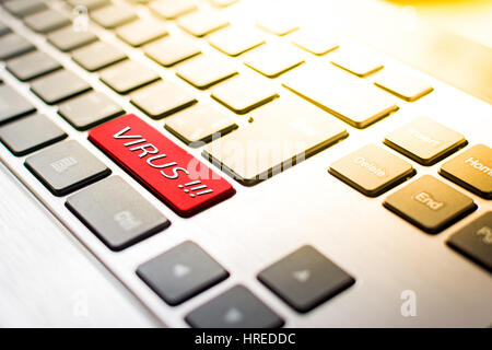 Tastatur des Computers oder Laptops mit roten Schild virus Stockfoto