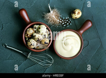 frische Mayonnaise-Sauce in Schüssel geben und auf einem Tisch Stockfoto