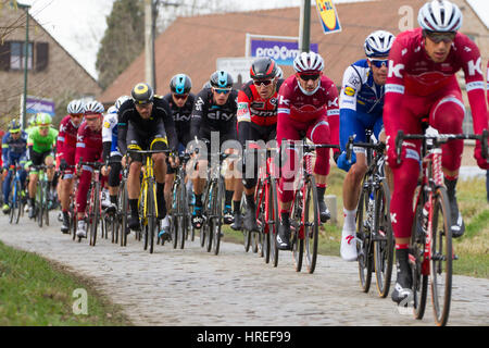 Gent, Belgien - 25 Februar: Greg Van Avermaet (BEL) BMC Racing vorne im Hauptfeld auf dem Weg zu seinem Sieg beim Omloop Het Nieuwsbl beobachten Stockfoto