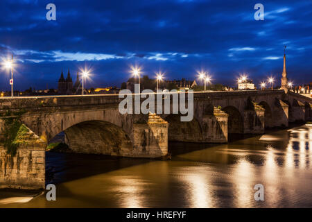 Jacques-Gabriel-Brücke in Blois. Blois, Pays De La Loire, Frankreich Stockfoto