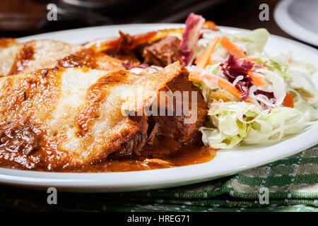 Kartoffelpuffer mit Fleisch-Eintopf auf dem Silbertablett serviert Stockfoto