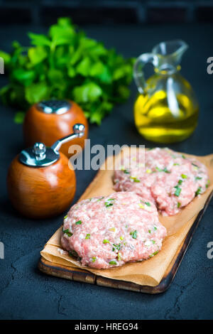 Rohe Schnitzel vom Huhn, Schnitzel für burger Stockfoto