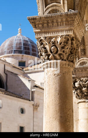 Geschnitzte verzierten Spalte der Fürstenpalast und die Kathedrale der Himmelfahrt der Jungfrau Maria, Dubrovnik, Kroatien Stockfoto