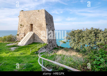 Torre di Monte Pucci, Sarazenen signal Tower, Parco Nazionale del Gargano, Foggia, Apulien, Italien, Europa. Stockfoto