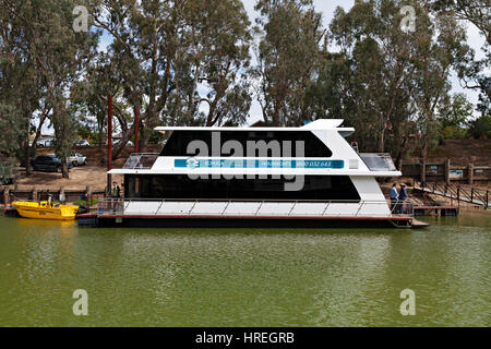 Ein Luxus-Hausboot neben einen Steg in den historischen Hafen von Echuca am Murray River in Victoria Australien. Stockfoto