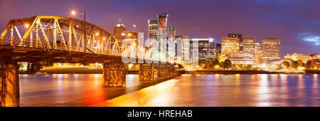 Die Skyline von Portland, Oregon in der Nacht. Über den Willamette River fotografiert aus. Stockfoto