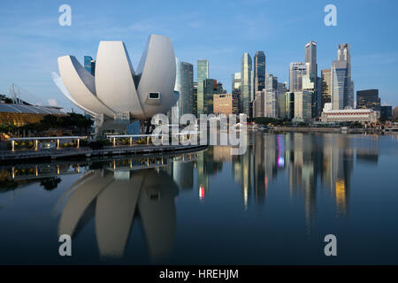 Geschäft Bezirk Skyline von Singapur vor Sonnenaufgang am Marina Bay, Singapur. Stockfoto