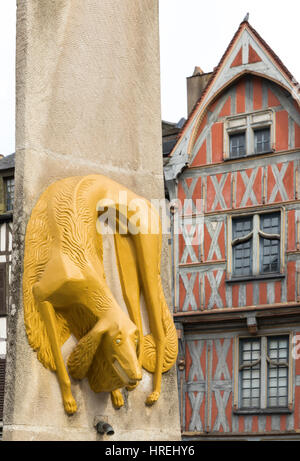 Brunnen und Fachwerkhaus, Arquebuse, Burgund, Frankreich Stockfoto