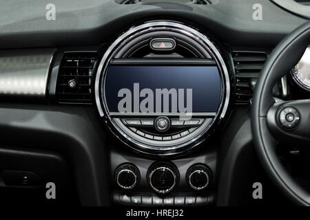 Innenansicht des Autos. Moderne Technik Auto Armaturenbrett, Radio und Klimaanlage Steuertaste. Stockfoto