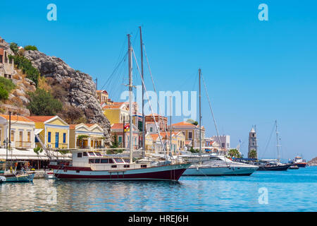 Segelboote im Hafen von Symi. Dodekanes-Inseln, Griechenland, Europa Stockfoto