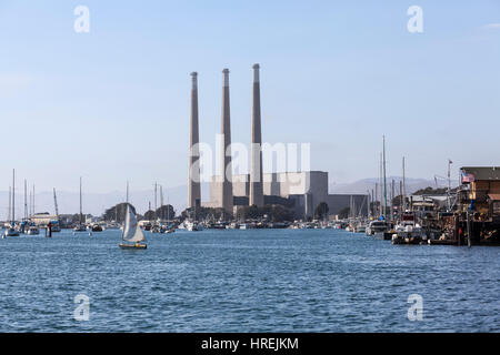 Morro Bay, Kalifornien, USA - 6. Juli 2014: Sportboote vor Anker unter hoch aufragenden 450 Fuß Schornsteine des kürzlich geschlossenen Kraftwerks in Morro Stockfoto